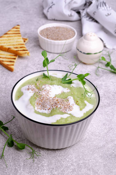 istock Thick cream soup of green vegetables 1317449049