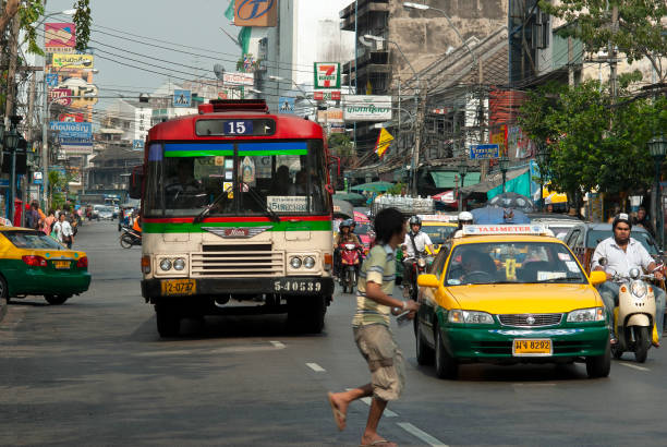 ruch autobusowy i taksówkowy w mieście bangkok - bangkok mass transit system zdjęcia i obrazy z banku zdjęć