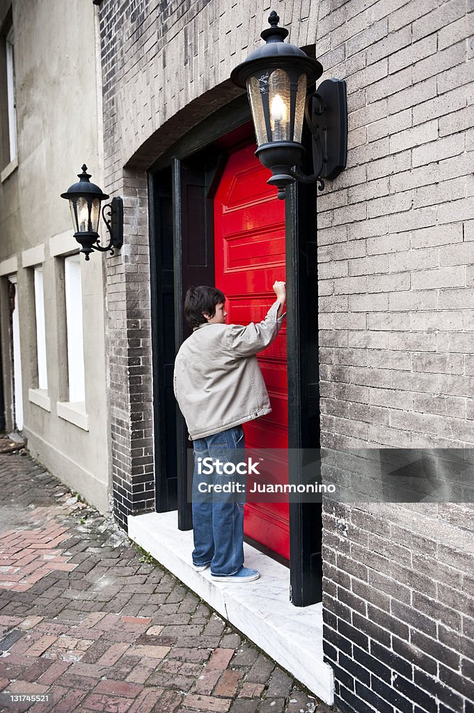 Kind Anklopfen eine Tür - Lizenzfrei 12-13 Jahre Stock-Foto