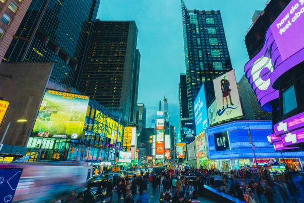 pessoas turísticas lotadas, coummuter de tráfego vehicel e outdoors publicitários neon exibindo vida noturna propaganda em times square famoso marco , conceito de tecnologia de estilo de vida das pessoas - driving business travel car bus - fotografias e filmes do acervo