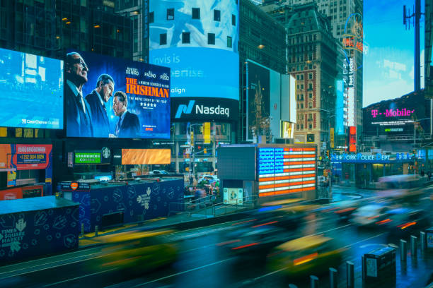 zatłoczone osoby turystyczne, ruch vehicel coummuter i billboardy reklamowe neonowe wyświetlanie - people traveling business travel travel new york city zdjęcia i obrazy z banku zdjęć