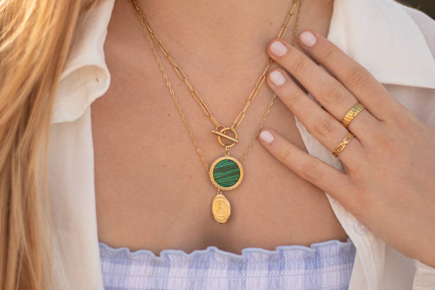 hermosa chica con jewerly dorado, un collar de oro y anillos de oro - female bracelet fotografías e imágenes de stock