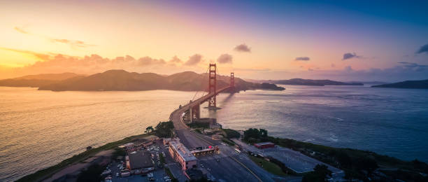 golden gate bridge at sunset aerial view, san francisco, kalifornien - tourism san francisco bay area san francisco county san francisco bay stock-fotos und bilder