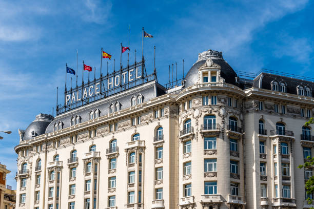 das palace hotel in paseo von prado in madrid - palace hotel stock-fotos und bilder