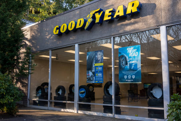 goodyear tire shop - goodyear brand name - fotografias e filmes do acervo