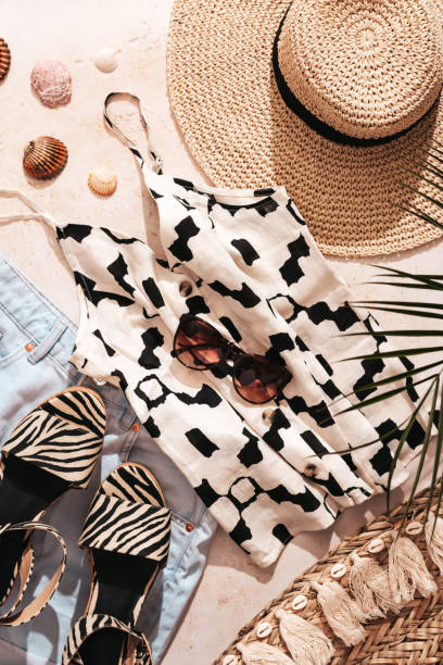 vêtements d’été à la mode avec des imprimés élégants et des motifs et accessoires en plein soleil avec des ombres - sac tressé photos et images de collection