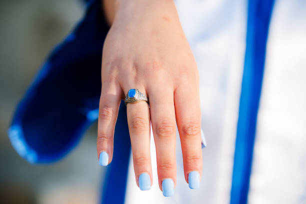 tablero Explícito Coro Close Up Of Class Ring On Girls Hand Stock Photo - Download Image Now -  Graduation, Ring - Jewelry, Manicure - iStock