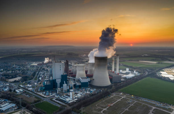 уголь ископаемого топлива электростанции - вид с воздуха - climate change coal power station стоковые фото и изображения