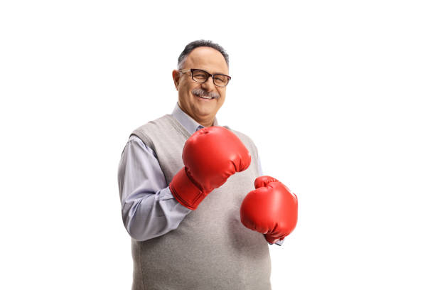 vieil homme de sourire avec les gants rouges de boxe - boxing glove sports glove isolated old photos et images de collection