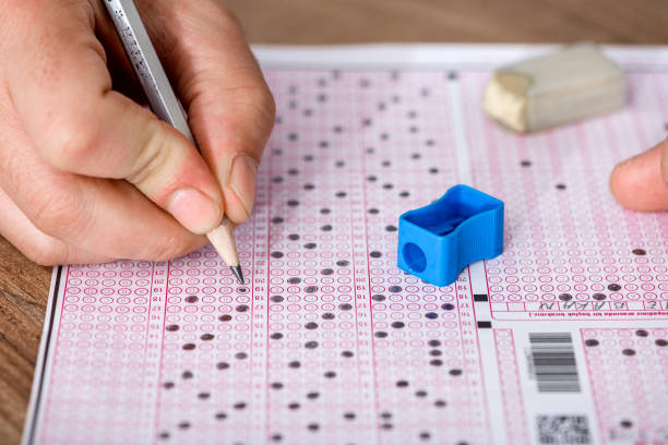 student in multiple choice test - homework pencil people indoors imagens e fotografias de stock