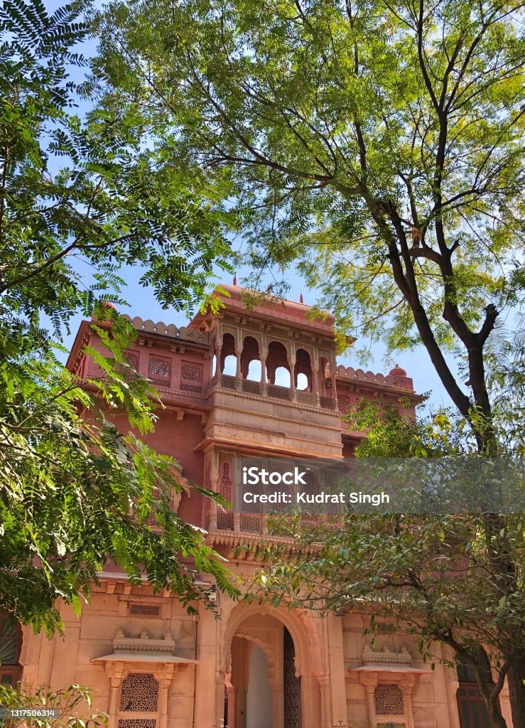 Rajasthan Haveli An entry gate into Gajner Palace near Bikaner, surrounded by trees. Bikaner Stock Photo