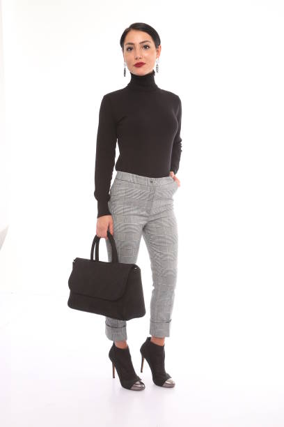 白い背景の黒いセーターの前に若い美しいビジネスウーマン - turkish ethnicity white black contemporary ストックフォトと画像