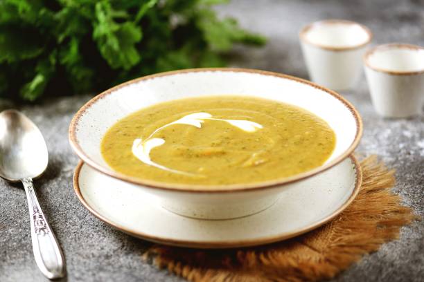 sopa de crema hecha de calabacín, berenjena, patatas, zanahorias, tomate y cilantro. - sopa de crema fotografías e imágenes de stock