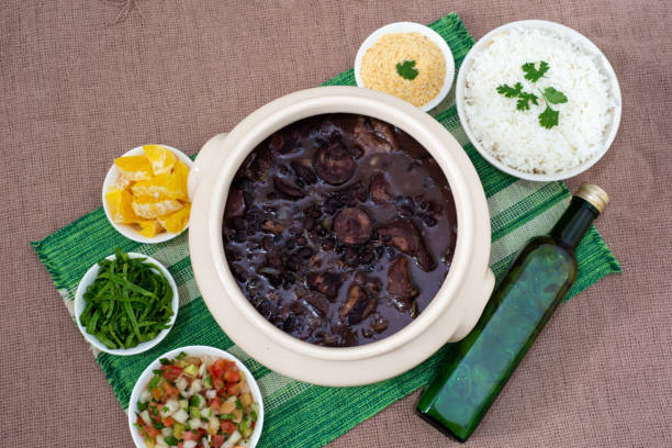 brasilianische feijoada essen. ansicht von oben - plate food fusion food color image stock-fotos und bilder