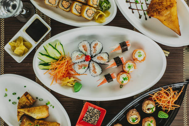 cibo giapponese e cinese visto dall'alto - japanese cuisine temaki sashimi sushi foto e immagini stock