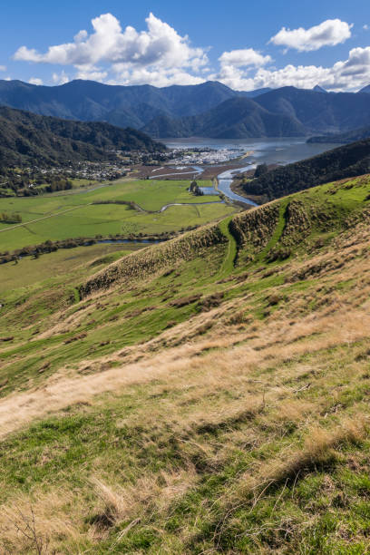 blick auf havelock stadt und pelorus sound von kaituna bergrücken in marlborough region, neuseeland - marlborough region zealand new landscape stock-fotos und bilder