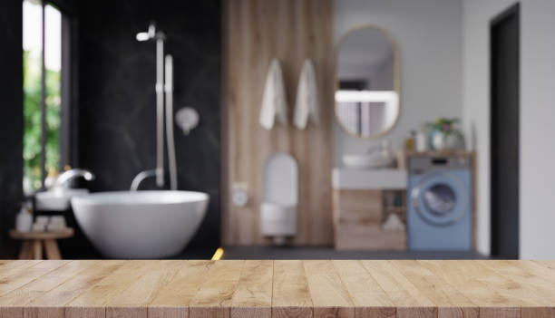 piano in legno sul bagno sfocato, piano del tavolo vuoto per il display del prodotto con bagno sfocato. - bagni foto e immagini stock