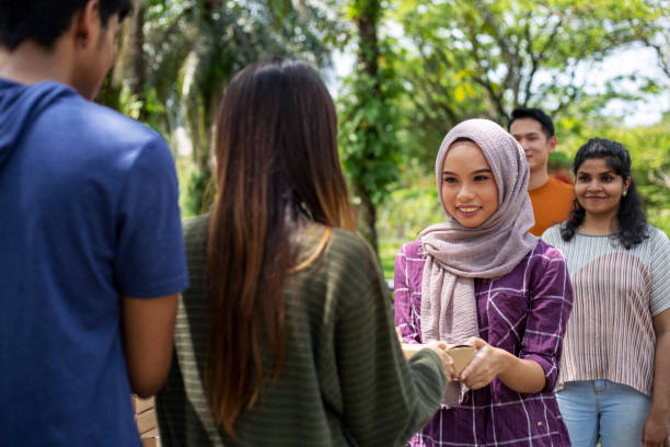 慈善団体から無料の食べ物を得るために列を並ぶ貧しいコミュニティ - charity and relief work 写真 ストックフォトと画像