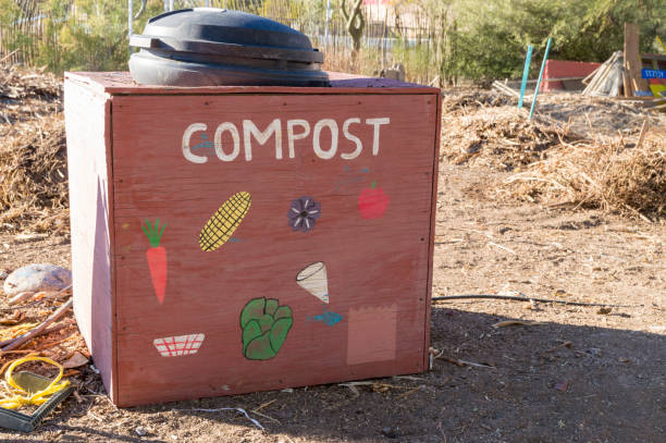 kompostpfahlkastenfass in einem stadtgarten - wood bin stock-fotos und bilder