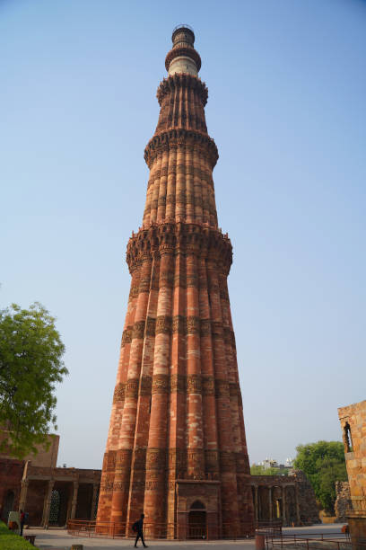 o qutb minar - new delhi india indian culture indian ethnicity - fotografias e filmes do acervo