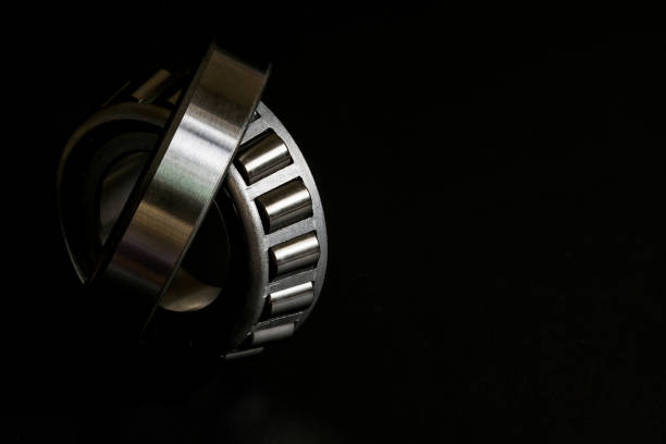 검은 색 배경에 테이퍼 롤러 베어링의 클로즈업, 기계 산업의 여분의 부분. - ball bearing engineer machine part gear 뉴스 사진 이미지