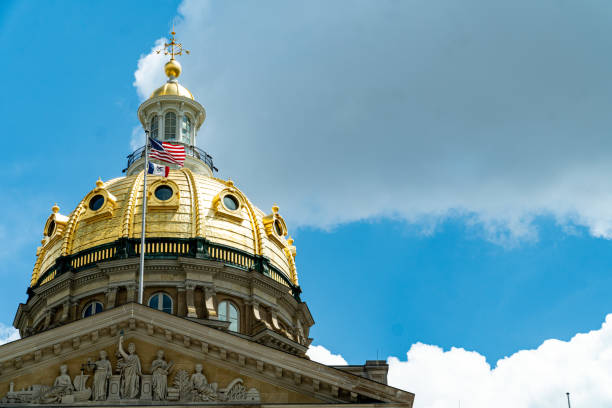 iowa state capitol building - des moines, iowa, usa - state representatives stock-fotos und bilder