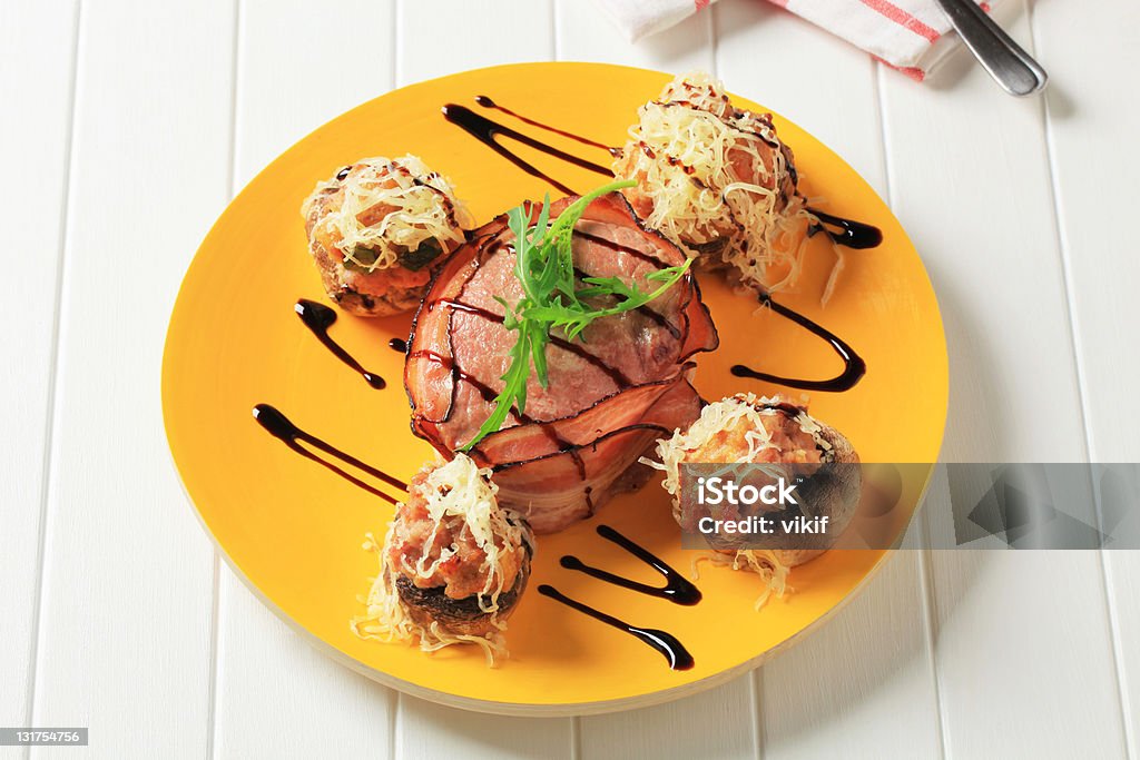 버섯 속채운 접지 고기류 및 bacon-랩드 돼지 안심 - 로열티 프리 0명 스톡 사진