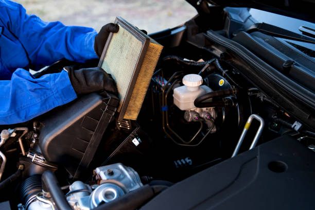 le technicien emploie des mains vérifiant le filtre à air du mécanicien de voiture dans le service de réparation automatique. voiture de service et d’entretien. - preventative maintenance photos et images de collection