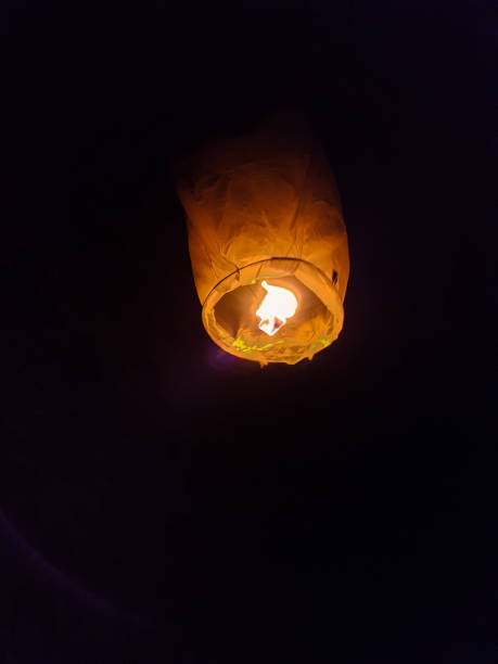 beijing - an air balon next to a brick wall. the balon is slowly drifting away, into complete darkness. a wish coming true. - simatai imagens e fotografias de stock