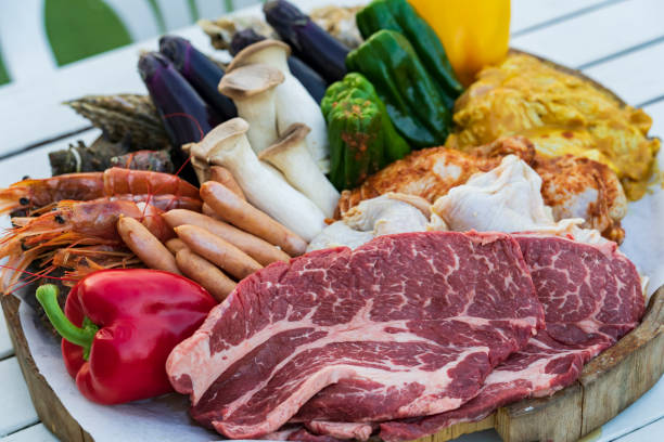 野菜や肉が並ぶバーベキューの材料 - 食材 ストックフォトと画像