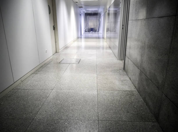 krankenhauskorridor im inneren - wall corridor tunnel glass stock-fotos und bilder