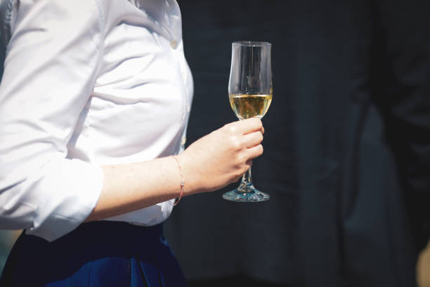 와인 한 잔을 들고 있는 동안 고급 행사에서 상호 작용하는 여성의 손으로 자세히 설명합니다. - 7292 뉴스 사진 이미지