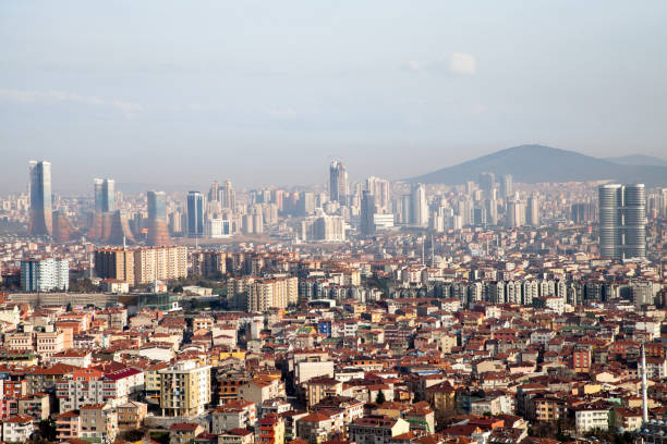 bâtiments, gratte-ciel et horizon de ville d’istanbul - color image built structure town cityscape photos et images de collection