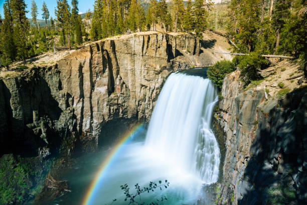 rainbow falls, devils postpile national monument, califórnia, daylight - mammoth - fotografias e filmes do acervo