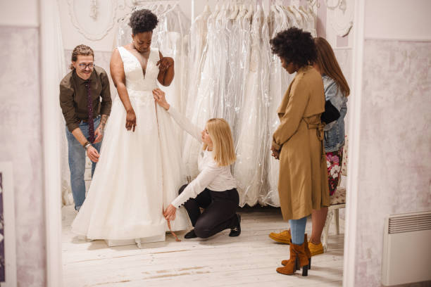 designer fazendo ajuste para vestido de noiva - wedding bride buying caucasian - fotografias e filmes do acervo