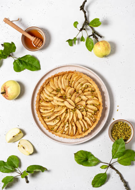 vista dall'alto della crostata di torta di mele appena sfornato con ripieno di crema pasticcera e pistacchi verdi. - pie dessert apple pie autumn foto e immagini stock