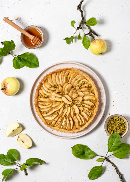 커스터드 필링과 그린 피스타치오로 갓 구운 사과 파이 타르트의 최고 전망. - pie dessert apple pie autumn 뉴스 사진 이미지