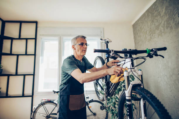 istock Mechanic cleanin mountain bike for customer 1317591420