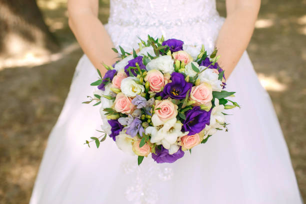 bride holds a bouquet of close-up
