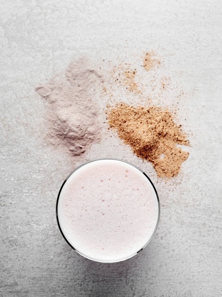 proteína en polvo, chocolate y proteína de fresa en polvo, batido de proteínas con proteína en polvo - protein concentrate fotografías e imágenes de stock