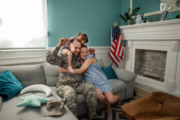 feliz familia militar disfrutando en el tiempo juntos en casa. - house home interior flag usa fotografías e imágenes de stock