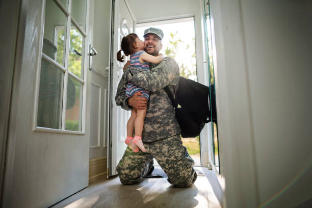 el soldado finalmente vuelve a casa con su familia - home interior arrival father family fotografías e imágenes de stock