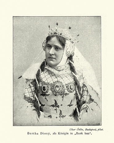 Vintage photograph of Woman dress as a medieval Queen, Victorian 19th Century. Berta Diosy, als Königin in Bank ban