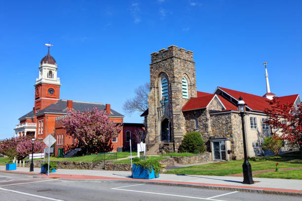 istock Warwick, Rhode Island City Hall 1317620406