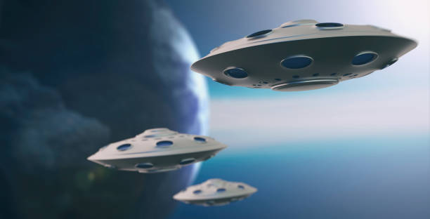 ovni en el cielo azul sobre el fondo del planeta tierra. ilustración 3d - alien futuristic three dimensional shape blue fotografías e imágenes de stock