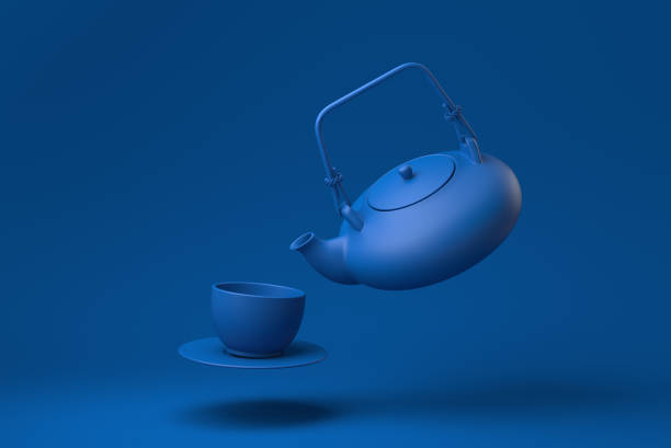 teiera blu e tazze galleggianti su sfondo blu. idea concettuale minima creativa. monocromatico. rendering 3d. - chinese tea teapot isolated tea foto e immagini stock