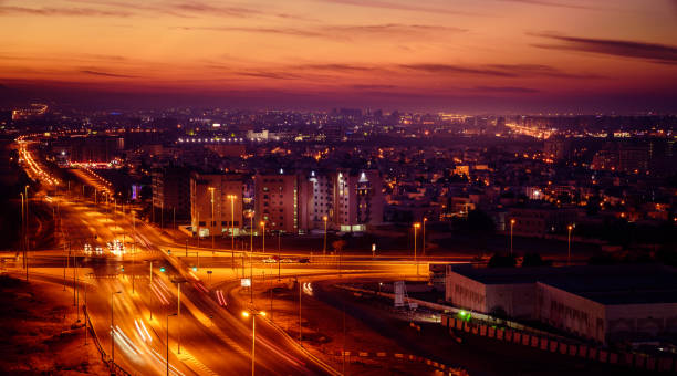 maskat wieczorem - oman greater masqat road aerial view zdjęcia i obrazy z banku zdjęć