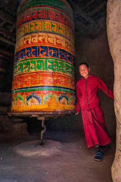 祈りの車輪を回す初心者チベットの僧侶、ツァラン村、アッパーマスタング、ネパール - tibet monk buddhism tibetan culture ストックフォトと画像