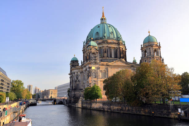 der berliner dom auf der museumsinsel. deutschland, europa. - berlin cathedral berlin germany museum island sunlight stock-fotos und bilder