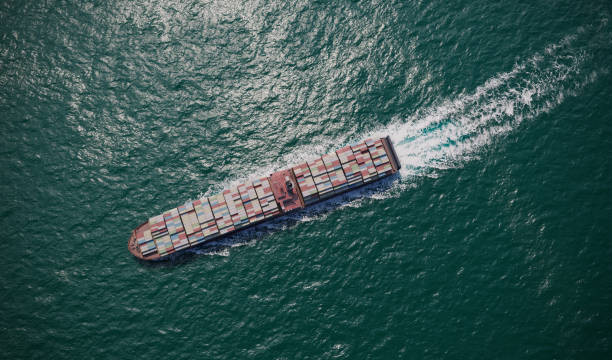 vista aérea de un gran buque portacontenedores cagro en el mar - supertanker fotografías e imágenes de stock